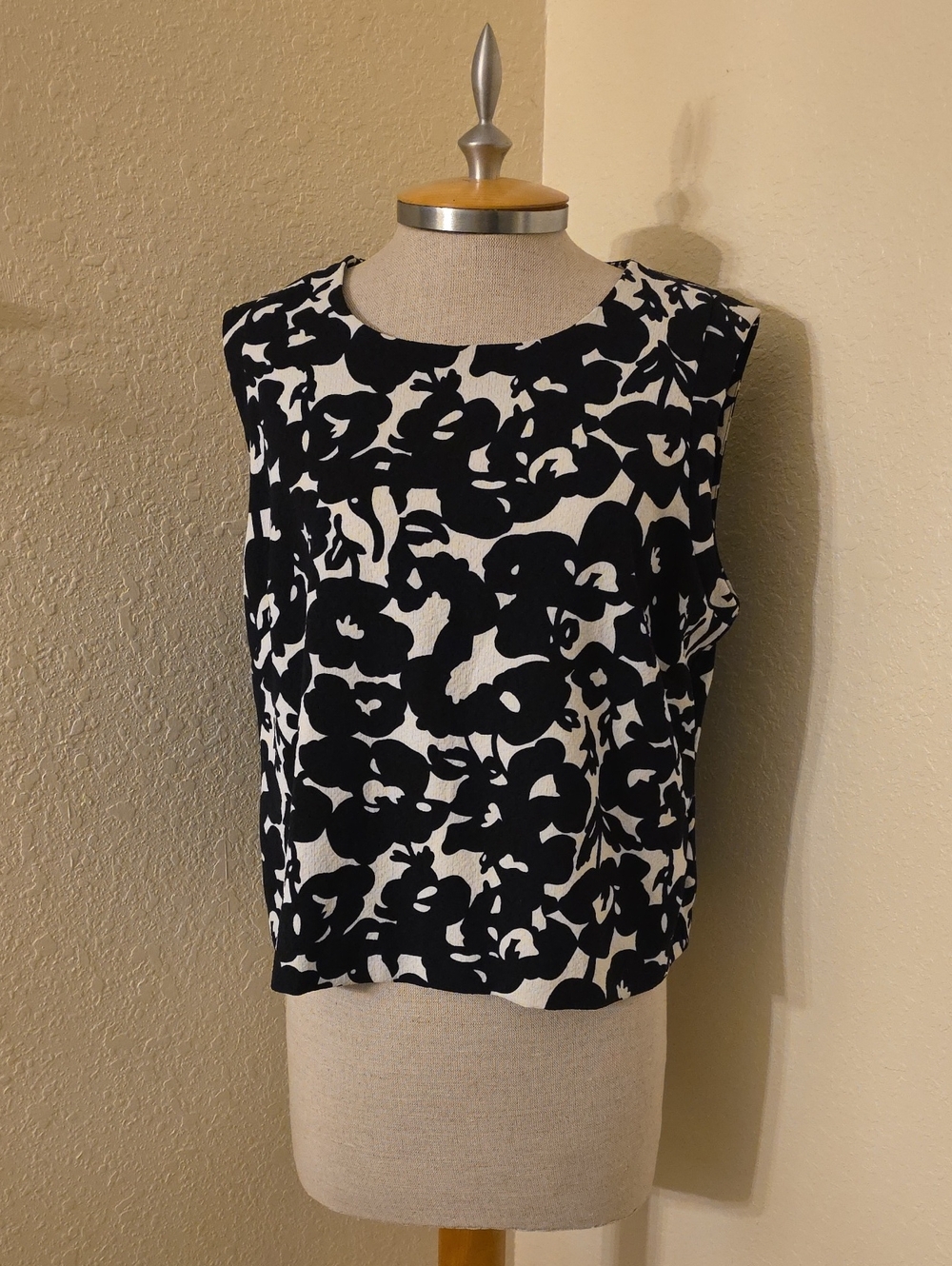 Katherine Barclay Black & White Floral Sleeveless Blouse